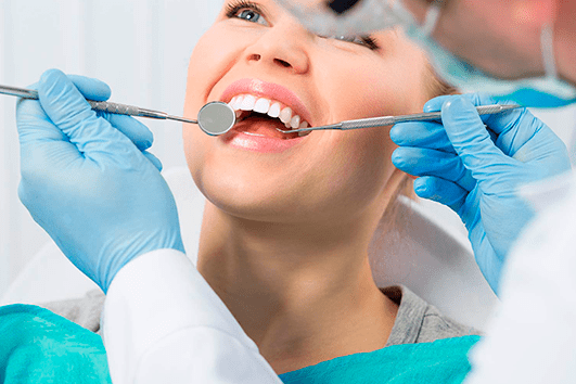 Trata as doenças do sistema de implantação e suporte dos dentes. - Recupere a funcionalidade.