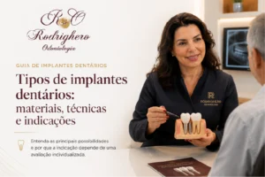 Dra. Elaine Rodrighero durante atendimento sobre implantes dentários na Rodrighero Odontologia