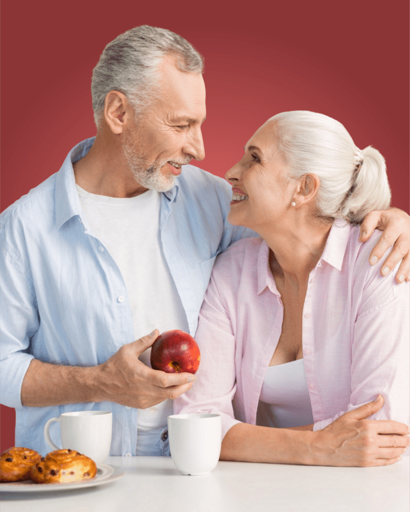 RO - Casal sorrindo e comendo maça