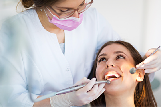 Dentista realizando avaliação bucal de paciente antes do clareamento dental