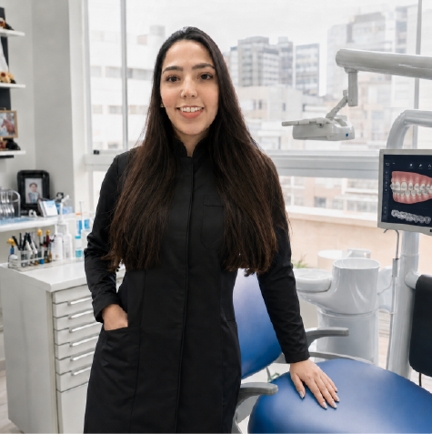 Dra. Milena Rodrighero Homem em consultório odontológico com opções de tratamento ortodôntico no monitor
