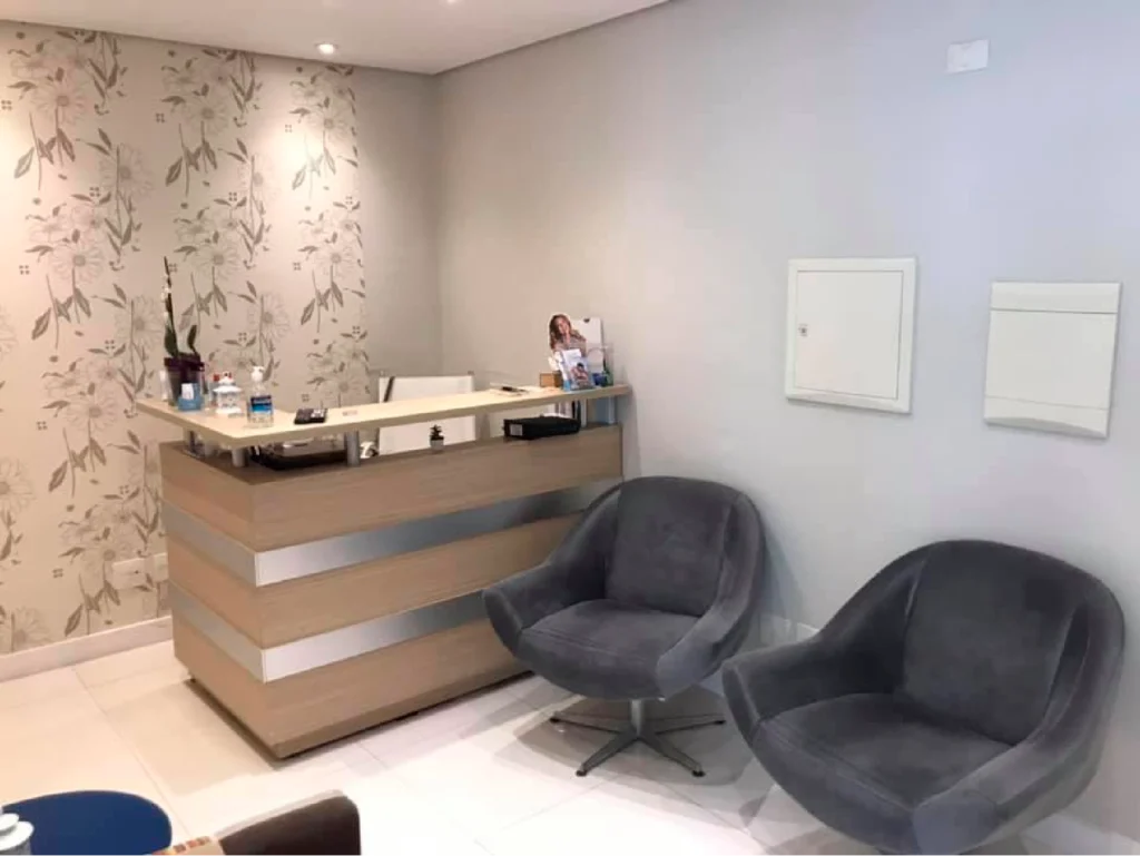 Recepção da Rodrighero Odontologia em Perdizes com balcão de atendimento e poltronas