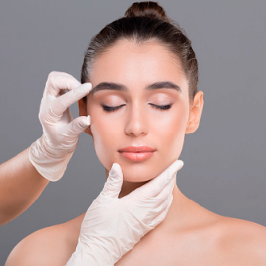 Profissional avaliando as proporções faciais de uma paciente