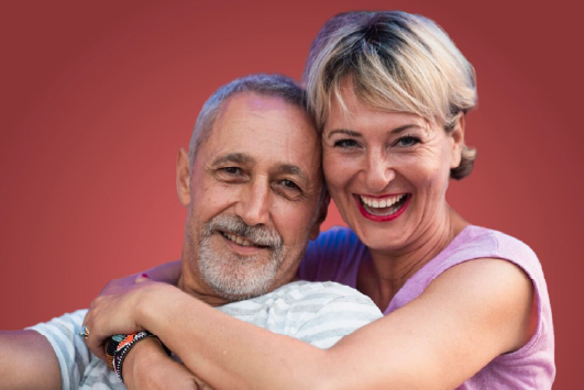 Casal sorrindo representando confiança e qualidade de vida com implantes dentários