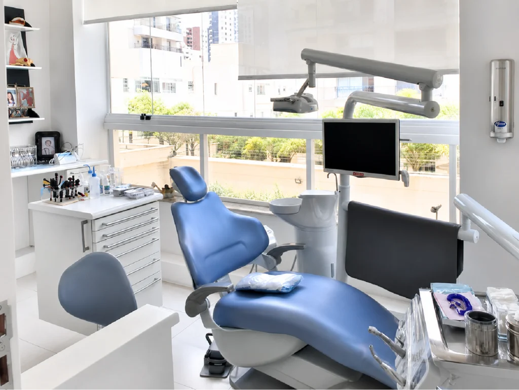Sala de atendimento da Rodrighero Odontologia em Perdizes com cadeira odontológica azul e equipamentos clínicos